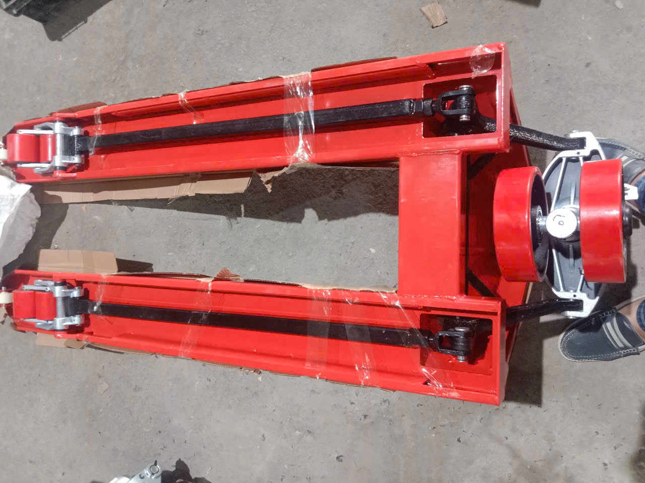 Xe nâng tay 2 tấn chính hãng – giá tốt tại Nhựa Công Nghiệp An Phú. Tải trọng 2000kg, bánh PU, bảo hành 12 tháng, giao hàng toàn quốc.