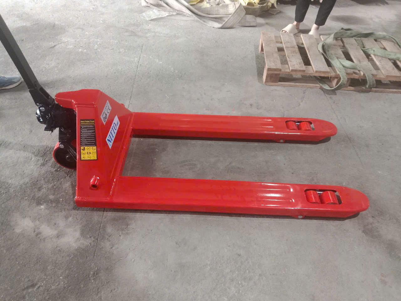 Xe nâng tay 2 tấn chính hãng – giá tốt tại Nhựa Công Nghiệp An Phú. Tải trọng 2000kg, bánh PU, bảo hành 12 tháng, giao hàng toàn quốc.