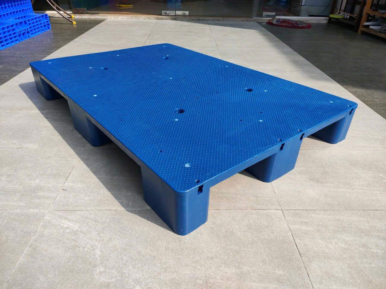 pallet nhụa lền khối